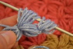 Puntando l'uncinetto nella penultima maglia bassa, eseguire altre mezze maglie alte allungate, SENZA CHIUDERE IL MODULO.
